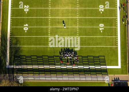 Luftbild, American Football Platz, The Nest - Assindia Cardinals Essen 1983 e.V., Spieler auf dem Feld, Kettwig, Essen, Ruhrgebiet, Nordrhein-Westfalen, Deutschland ACHTUNGxMINDESTHONORARx60xEURO *** Vista aerea, campo di football americano, il Nest Assindia Cardinals Essen 1983 e V , giocatori sul campo, Kettwig, Essen, regione della Ruhr, Renania settentrionale-Vestfalia, Germania ACHTUNGxMINDESTHONORARx60xEURO Foto Stock