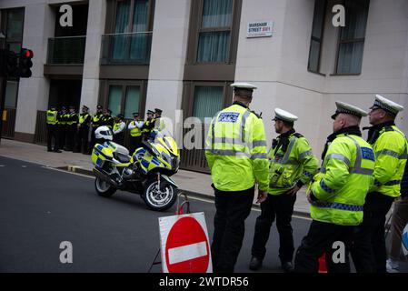 Londra, Regno Unito. 16 marzo 2024. La polizia metropolitana è vista durante la manifestazione ONU Anti-Racism Day. Il Trades Union Congress (TUC) sostiene la marcia e la manifestazione Stand Up to Racism, in occasione della giornata delle Nazioni Unite per l'eliminazione della discriminazione razziale. La manifestazione mette in luce˜gli obblighi internazionali del Regno Unito in materia di lotta contro il razzismo e la xenofobia e fa un'importante dichiarazione pubblica secondo cui i sindacati e le altre organizzazioni si oppongono alla crescente razzismo e xenofobia nei confronti di alcuni dei membri più vulnerabili delle comunità. (Immagine di credito: © Loredan Foto Stock