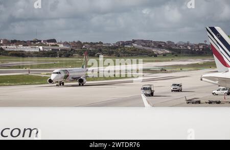 Lisbona, Portogallo. 4 marzo 2024: Preparazione al decollo: Uno sguardo di attività sull'asfalto dell'aeroporto di Lisbona Foto Stock