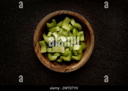 Una fotografia dall'alto di una ciotola di sedano tritato pronta per una ricetta Foto Stock