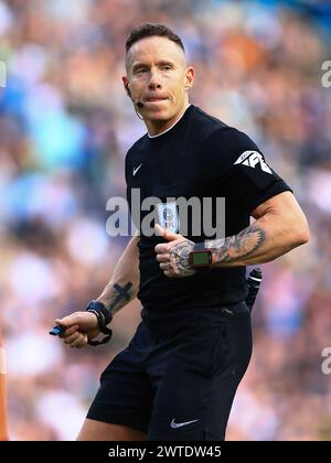 Leeds, Regno Unito. 17 marzo 2024. L'arbitro Stephen Martin durante la partita del Leeds United FC contro Millwall FC Sky BET EFL Championship a Elland Road, Leeds, Inghilterra, Regno Unito il 17 marzo 2024 Credit: Every Second Media/Alamy Live News Foto Stock