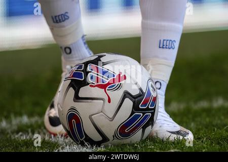 Leeds, Regno Unito. 17 marzo 2024. EFL Puma match ball con il giocatore del Leeds United alle spalle durante la partita del Campionato Sky Bet Leeds United vs Millwall a Elland Road, Leeds, Regno Unito, 17 marzo 2024 (foto di James Heaton/News Images) a Leeds, Regno Unito, il 3/17/2024. (Foto di James Heaton/News Images/Sipa USA) credito: SIPA USA/Alamy Live News Foto Stock