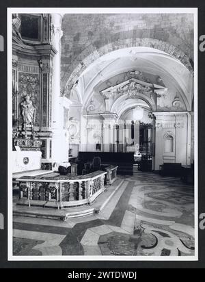 Campania Caserta Sessa Aurunca S. Pietro (Duomo)08. Hutzel, Max 1960-1990 Medioevale: Architettura (c. 1103), scultura architettonica, pavimentazione (XII secolo), candela pascal, fonte battesimale con frammenti romani riutilizzati. Post-medievale: Affreschi (XIII secolo) interni barocchi (c. 1758), scultura oggetto Note: Sito restaurato 1980 fotografo e studioso tedesco Max Hutzel (1911-1988) fotografato in Italia dai primi anni '1960 fino alla sua morte. Il risultato di questo progetto, citato da Hutzel come foto Arte minore, è un'accurata documentazione dello sviluppo storico dell'arte in Italia fino al XVIII secolo Foto Stock