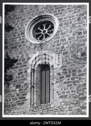 Abruzzo Teramo Carpineto della Nora Abbazia di S. Bartolomeo0. Hutzel, Max 1960-1990 Badia fondata nel 962, ricostruita nel XII e XIII centesimo. Vista esterna del monumento, delle rovine e della campagna. L'architrave è ornato da vari tipi di figure animali. L'interno è basato sulla pianta di S. Clemente a Casauria. Vi è un ampio rilievo scultoreo sia sui capitelli che sull'altare, raffigurante ancora una volta fantasiosi animali e forme floreali. Il fotografo e studioso tedesco Max Hutzel (1911-1988) fotografò in Italia dai primi anni '1960 fino alla sua morte. Il risultato di questo progetto, fare riferimento a. Foto Stock