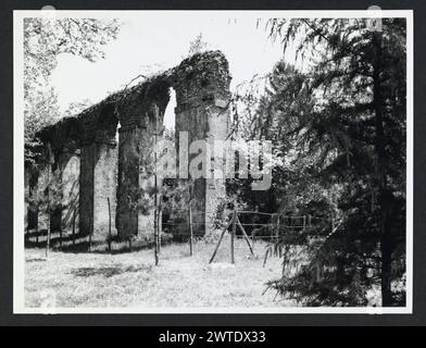 Lazio Roma Genazzano vedute generali. Hutzel, Max 1960-1990 Vista esterna: Facciata di S. Nicola; una casa del XIV secolo; case medievali; bifore, finestre a più strati; la gotica Casa Apolloni in via del corso e vedute dei viadotti del XIV secolo. Note sull'oggetto: Molte di queste vedute sono descritte nelle note di Hutzel su Castello colonna. Il fotografo e studioso tedesco Max Hutzel (1911-1988) fotografò in Italia dai primi anni '1960 fino alla sua morte. Il risultato di questo progetto, citato da Hutzel come foto Arte minore, è un'accurata documentazione dello sviluppo storico dell'arte in Italia fino a t Foto Stock