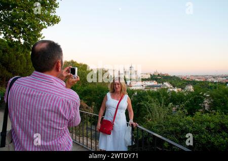 Coppia di turisti per scattare delle foto al punto di vista, Debod Temple Gardens. Madrid, Spagna. Foto Stock