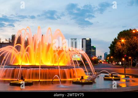 Fontana illuminata e Paseo de la Castellana, Vista notte. Madrid, Spagna. Foto Stock