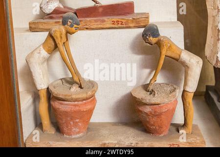 Museo Egizio del Cairo, statuette modellate, servitori che producono birra. Da parte di Meir. Foto Stock