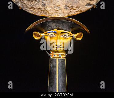 Egitto, Cairo, tomba di SatHathorIunet, figlia di Senusret 2, el-Lahun: Uno specchio d'argento, raffigurante una testa di Hathor, con un manico in ossidiana. Foto Stock