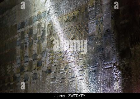 Egitto, Saqqara, piramide di Unas, blocchi riutilizzati di alabastro. Sotto una certa luce, si possono ancora vedere sagome piuttosto fantasiose! Foto Stock