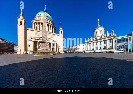 Vecchio mercato con obelisco e St. Chiesa Nikolai a Potsdam, Brandeburgo, Brandeburgo, Germania Foto Stock