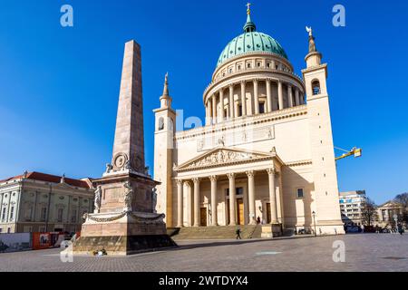 Vecchio mercato con obelisco e St. Chiesa Nikolai a Potsdam, Brandeburgo, Brandeburgo, Germania Foto Stock