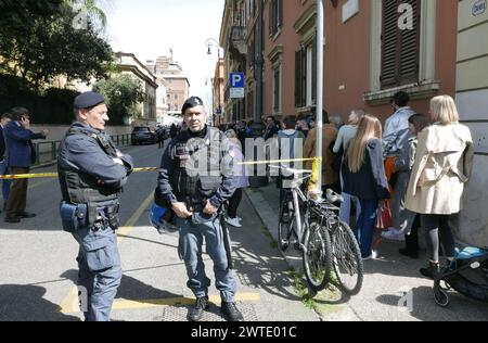 Roma, Italia. 17 marzo 2024. Cittadini russi in coda per votare all'Ambasciata russa, Roma, Italia, 17 marzo 2024. (Foto di Elisa Gestri/Sipa USA) credito: SIPA USA/Alamy Live News Foto Stock