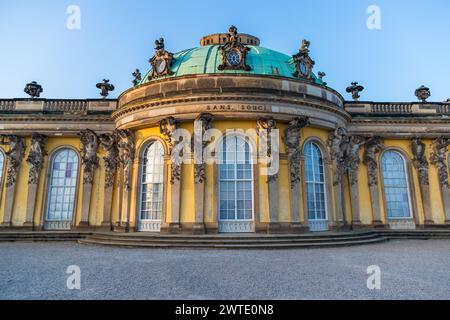 Il nome "Sanssouci", che significa senza preoccupazione, è il desiderio e il leitmotif del re Federico II, noto anche come Federico il grande o popolarmente come Vecchia Fritz. Palazzo Sanssouci è il suo rifugio sul vigneto. Palazzo Sanssouci, Potsdam, Brandeburgo, Brandeburgo, Germania Foto Stock