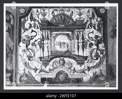 Basilicata Matera Montescaglioso Abbazia di S. Angelo50. Hutzel, Max 1960-1990 Medioevale: Architettura (9°, ricostruita 15°), veduta della vicina chiesetta S. Stefano, chiostri; scultura architettonica; affreschi raffiguranti la famiglia di Ufredo Machabeo, signore di Montescaglioso oggetto Note: Hutzel foto campagna note sono non datate. Il fotografo e studioso tedesco Max Hutzel (1911-1988) fotografò in Italia dai primi anni '1960 fino alla sua morte. Il risultato di questo progetto, citato da Hutzel come foto Arte minore, è un'accurata documentazione dello sviluppo storico dell'arte in Italia fino al 18 Foto Stock