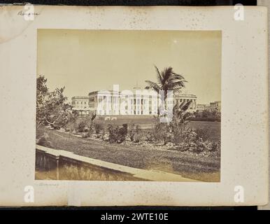 Calcutta; Palazzo del governo, con il Giardino. Samuel Bourne, fotografo (inglese, 1834 - 1912) 1867–1868 Vista del Raj Bhavan, o Casa del governo, un edificio in stile neoclassico con campo aperto e arbusti in primo piano. Sono visibili anche due animali che pascolano sul prato, e sullo sfondo, un edificio decorato con il cartello, 'Harman & Co.' (Recto, stampa) in basso a destra, inciso in negativo: " 1706"; (Recto, Mount) in alto a sinistra, in inchiostro viola: "Benares [iscrizione imprecisa]"; in basso a sinistra, a matita: "Benares [iscrizione imprecisa]"; Foto Stock