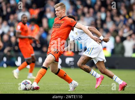 Zian Flemming di Millwall (a sinistra) in azione durante il match per il titolo Sky Bet a Elland Road, Leeds. Data foto: Domenica 17 marzo 2024. Foto Stock