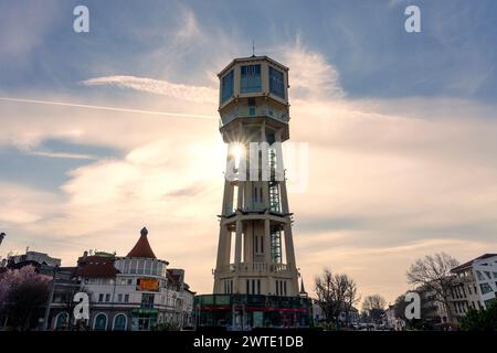 03.15.2024 - Siofok, Ungheria: Torre d'avvistamento sull'acqua di Siofok con alberi in fiore in Ungheria viaggio primaverile . Foto Stock