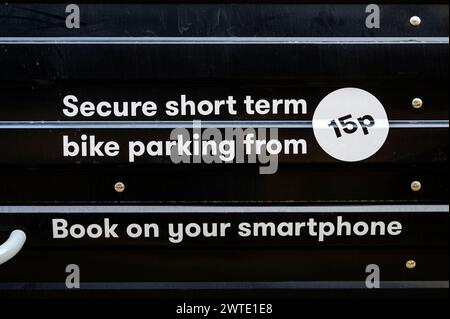 Parcheggio bici custodito a breve termine a partire da 15p prenotabile su smartphone, centro di Glasgow, Scozia, Regno Unito, Europa Foto Stock