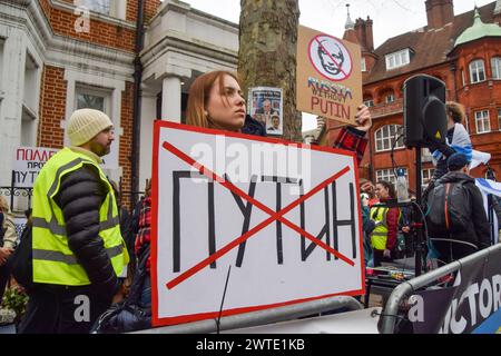Londra, Regno Unito. 17 marzo 2024. I manifestanti anti anti-Putin si riuniscono fuori dall'ambasciata russa a Londra mentre le elezioni si svolgono in Russia. Crediti: Vuk Valcic/Alamy Live News Foto Stock