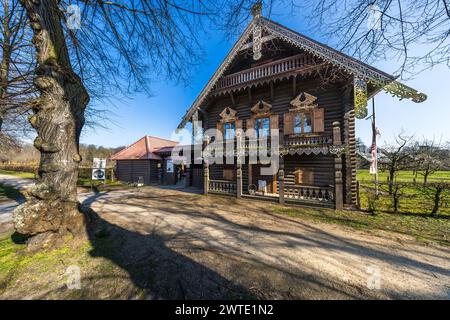 Innumerevoli alberi da frutto caratterizzano la colonia russa Alexandrowka a Potsdam, Brandeburgo, Brandeburgo, Germania Foto Stock
