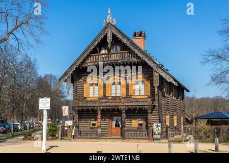 Innumerevoli alberi da frutto caratterizzano la colonia russa Alexandrowka a Potsdam, Brandeburgo, Brandeburgo, Germania Foto Stock