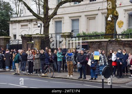 Londra, Regno Unito. 17 marzo 2024. I cittadini russi fanno la fila per esprimere il loro voto fuori dall'ambasciata russa a Londra mentre le elezioni si svolgono in Russia. Crediti: Vuk Valcic/Alamy Live News Foto Stock