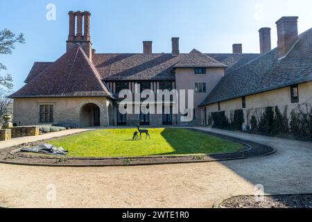 Il Palazzo Cecilienhof nella parte settentrionale del nuovo Giardino di Potsdam fu sede della Conferenza di Potsdam dal 17 luglio al 2 agosto 1945. Il Palazzo Cecilienhof fu la sede della conferenza delle potenze alleate dopo la seconda guerra mondiale. Ökonomieweg, Potsdam, Brandeburgo, Brandeburgo, Germania Foto Stock