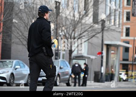 Washington, Stati Uniti. 17 marzo 2024. Gli investigatori forensi attraversano la scena del crimine dove ha avuto luogo la sparatoria di massa a Washington, DC. La sparatoria di massa lascia sette feriti, due morti il giorno di San Patrizio a Washington, DC. Verso le 3:00 DI domenica mattina, la polizia ha risposto all'area della 7th e P Street Northwest per una sparatoria in cui gli agenti hanno scoperto sette persone uccise, due di queste persone sono state dichiarate morte. Credito: SOPA Images Limited/Alamy Live News Foto Stock