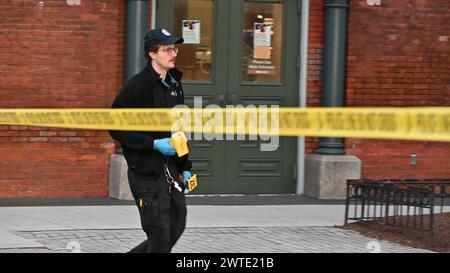 Washington, Stati Uniti. 17 marzo 2024. Gli investigatori forensi attraversano la scena del crimine dove ha avuto luogo la sparatoria di massa a Washington, DC. La sparatoria di massa lascia sette feriti, due morti il giorno di San Patrizio a Washington, DC. Verso le 3:00 DI domenica mattina, la polizia ha risposto all'area della 7th e P Street Northwest per una sparatoria in cui gli agenti hanno scoperto sette persone uccise, due di queste persone sono state dichiarate morte. Credito: SOPA Images Limited/Alamy Live News Foto Stock