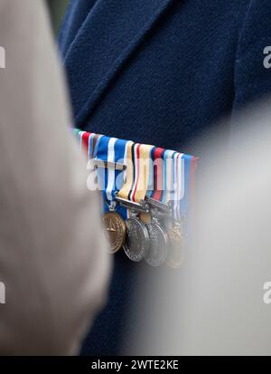 Mons Barracks, Aldershot, Hampshire, Regno Unito. 17 marzo 2024. L'Irish Guards Regiment si riunisce in una speciale St. Patrick's Day Parade e festeggiamenti ad Aldershot. La parata è un punto culminante dell'anno per questo reggimento a doppio ruolo. Lady Ghika, moglie del tenente colonnello del reggimento, il maggiore generale Sir Christopher Ghika, presenta shamrock agli ufficiali, Seamus e Warrant, che a loro volta lo emettono lungo i ranghi. La parata si conclude con una marcia passata dove il tenente colonnello del reggimento, il maggiore generale Sir Christopher Ghika, prende il saluto. Crediti: Malcolm Park/Alamy Foto Stock