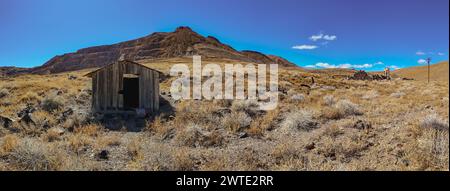 Un solitario attico nel paesaggio desertico tra le montagne, Candelaria, città fantasma del Nevada Foto Stock
