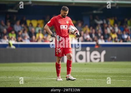 VILLARREAL, SPAGNA - 17 MARZO: Giorgi Mamardashvili portiere del Valencia CF guarda durante la partita LaLiga EA Sports tra Villarreal FC e Valencia CF all'Estadio de la ceramica il 17 marzo 2024 a Villarreal, Spagna. (Foto di Jose Torres/Photo Players Images) Foto Stock