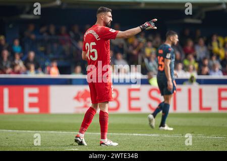 VILLARREAL, SPAGNA - 17 MARZO: Giorgi Mamardashvili portiere del Valencia CF guarda durante la partita LaLiga EA Sports tra Villarreal FC e Valencia CF all'Estadio de la ceramica il 17 marzo 2024 a Villarreal, Spagna. (Foto di Jose Torres/Photo Players Images) Foto Stock