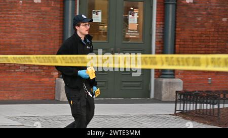 Washington, Stati Uniti. 17 marzo 2024. Gli investigatori forensi attraversano la scena del crimine dove ha avuto luogo la sparatoria di massa a Washington, DC. La sparatoria di massa lascia sette feriti, due morti il giorno di San Patrizio a Washington, DC. Verso le 3:00 DI domenica mattina, la polizia ha risposto all'area della 7th e P Street Northwest per una sparatoria in cui gli agenti hanno scoperto sette persone uccise, due di queste persone sono state dichiarate morte. (Foto di Kyle Mazza/SOPA Images/Sipa USA) credito: SIPA USA/Alamy Live News Foto Stock