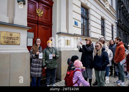 Cracovia, Polonia, 17 marzo 2024. Gli intervistatori indipendenti raccolgono informazioni anonime sulle preferenze di voto delle persone di fronte al Consolato russo a Cracovia durante il terzo giorno delle elezioni presidenziali russe a mezzogiorno. Il leader dell'opposizione russa, morto di recente in carcere, Alexei Navalny, e poi sua moglie Julia Navalna, hanno chiesto all'opposizione di presentarsi alle votazioni del 17 marzo a mezzogiorno, per mostrare al presidente russo Vladimir Putin il numero di persone che si oppongono al suo regno. È illegale e pericoloso protestare contro il governo in Russia, ecco perché Navalny ha suggerito il Foto Stock