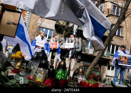 Cracovia, Polonia, 17 marzo 2024. I manifestanti hanno striscioni anti-governative (che hanno messo il presidente Putin in un assassino) e bandiere dell'opposizione russa (bianco-blu-bianco) di fronte al Consolato russo a Cracovia durante il terzo giorno delle elezioni presidenziali russe a mezzogiorno. Il leader dell'opposizione russa, morto di recente in carcere, Alexei Navalny, e poi sua moglie Julia Navalna, hanno chiesto all'opposizione di presentarsi alle votazioni del 17 marzo a mezzogiorno, per mostrare al presidente russo Vladimir Putin il numero di persone che si oppongono al suo regno. E' illegale e pericoloso protestare contro il governo russo, cioè Foto Stock