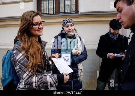 Cracovia, Polonia, 17 marzo 2024. Gli intervistatori indipendenti raccolgono informazioni anonime sulle preferenze di voto delle persone di fronte al Consolato russo a Cracovia durante il terzo giorno delle elezioni presidenziali russe a mezzogiorno. Il leader dell'opposizione russa, morto di recente in carcere, Alexei Navalny, e poi sua moglie Julia Navalna, hanno chiesto all'opposizione di presentarsi alle votazioni del 17 marzo a mezzogiorno, per mostrare al presidente russo Vladimir Putin il numero di persone che si oppongono al suo regno. È illegale e pericoloso protestare contro il governo in Russia, ecco perché Navalny ha suggerito il Foto Stock