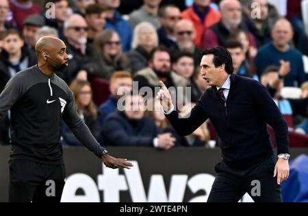 Londra, Regno Unito. 17 marzo 2024. Unai Emery (manager dell'Aston Villa) punti e grida al 4° ufficiale durante la partita West Ham vs Aston Villa Premier League al London Stadium Stratford. Questa immagine è SOLO per USO EDITORIALE. Licenza richiesta da Football DataCo per qualsiasi altro utilizzo. Crediti: MARTIN DALTON/Alamy Live News Foto Stock