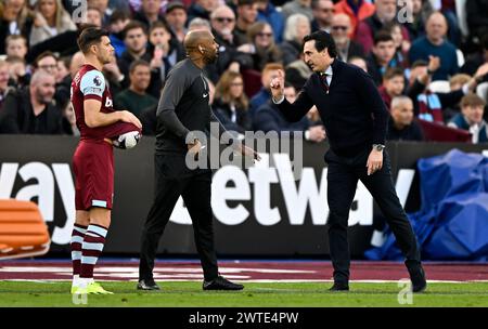 Londra, Regno Unito. 17 marzo 2024. Unai Emery (manager dell'Aston Villa) punti e grida al 4° ufficiale durante la partita West Ham vs Aston Villa Premier League al London Stadium Stratford. Questa immagine è SOLO per USO EDITORIALE. Licenza richiesta da Football DataCo per qualsiasi altro utilizzo. Crediti: MARTIN DALTON/Alamy Live News Foto Stock