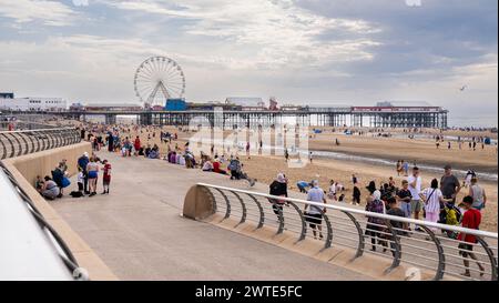 Blackpool Promenade di fronte al Central Pier Foto Stock