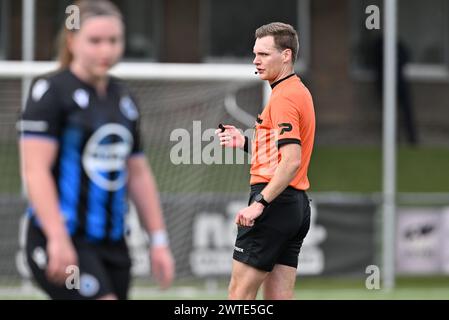 Aalter, Belgio. 16 marzo 2024. L'arbitro Soren Beerens nella foto durante una partita di calcio femminile tra Club Brugge Dames YLA e AA Gent Ladies nella semifinale della stagione 2023 - 2024 dell'edizione belga della Coppa delle donne, domenica 16 marzo 2024 ad Aalter, BELGIO. Crediti: Sportpix/Alamy Live News Foto Stock