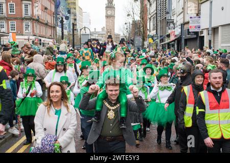 Belfast, Irlanda del Nord. 17 marzo 2024. Folle che indossano costumi colorati alla parata di San Patrizio a Belfast. Karlis Dzjamko Foto Stock