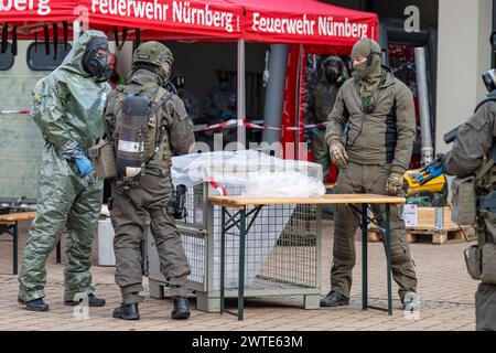 Sulzbach Rosenberg, Germania. 17 marzo 2024. Le forze speciali della polizia tedesca nelle cause di protezione chimica partecipano a un'importante esercitazione transnazionale. L'esercitazione antiterrorismo "lotta al terrorismo 2024” coinvolge unità speciali di polizia e doganali, nonché membri delle forze armate tedesche, dei servizi di soccorso, dei vigili del fuoco e dell'Agenzia federale per il soccorso tecnico. Crediti: Armin Weigel/dpa/Alamy Live News Foto Stock