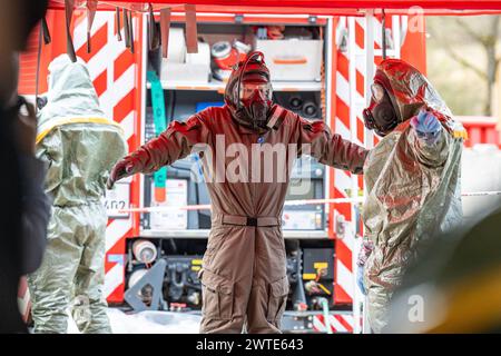 Sulzbach Rosenberg, Germania. 17 marzo 2024. Le forze speciali della polizia tedesca nelle cause di protezione chimica partecipano a un'importante esercitazione transnazionale. L'esercitazione antiterrorismo "lotta al terrorismo 2024” coinvolge unità speciali di polizia e doganali, nonché membri delle forze armate tedesche, dei servizi di soccorso, dei vigili del fuoco e dell'Agenzia federale per il soccorso tecnico. Crediti: Armin Weigel/dpa/Alamy Live News Foto Stock