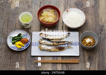 Tradizionale pasto giapponese a menu fisso; pesce alla griglia, riso, zuppa di miso, natto, e sottaceti. Foto Stock