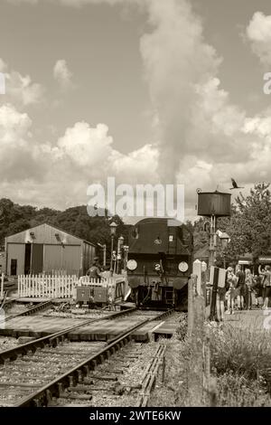 Locomotiva a vapore CLASSE IVATT, 41298, situata nella stazione di Havenstreet, Isle of Wight Steam Railway, Isle of Wight, Inghilterra. Stile vintage con tonalità seppia. Foto Stock