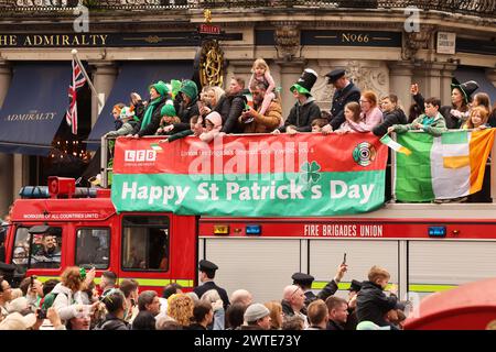 Londra, Regno Unito, 17 marzo 2024. Oltre 50000 persone hanno partecipato alla parata annuale del giorno di San Patrizio a Londra. La processione di bande e carri allegorici iniziò ad Hyde Park con Panti Bliss come Grand marshall. Si unirono a lei anche il sindaco di Londra Sadiq Khan e il ministro dell'istruzione norma Foley. Credito : Monica Wells/Alamy Live News Foto Stock