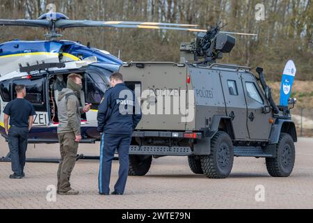 Sulzbach Rosenberg, Germania. 17 marzo 2024. Il veicolo offensivo corazzato Enok 6,2 delle unità speciali è a margine dell'esercitazione transnazionale su larga scala per motivi di polizia antisommossa. Le unità speciali di polizia e doganali, nonché i membri delle forze armate tedesche, i servizi di soccorso, i vigili del fuoco e l'organizzazione tecnica di soccorso partecipano all'esercitazione antiterrorismo "lotta al terrorismo 2024”. Crediti: Armin Weigel/dpa/Alamy Live News Foto Stock