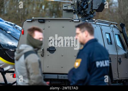 Sulzbach Rosenberg, Germania. 17 marzo 2024. Il veicolo offensivo corazzato Enok 6,2 delle unità speciali è a margine dell'esercitazione transnazionale su larga scala per motivi di polizia antisommossa. Le unità speciali di polizia e doganali, nonché i membri delle forze armate tedesche, i servizi di soccorso, i vigili del fuoco e l'organizzazione tecnica di soccorso partecipano all'esercitazione antiterrorismo "lotta al terrorismo 2024”. Crediti: Armin Weigel/dpa/Alamy Live News Foto Stock